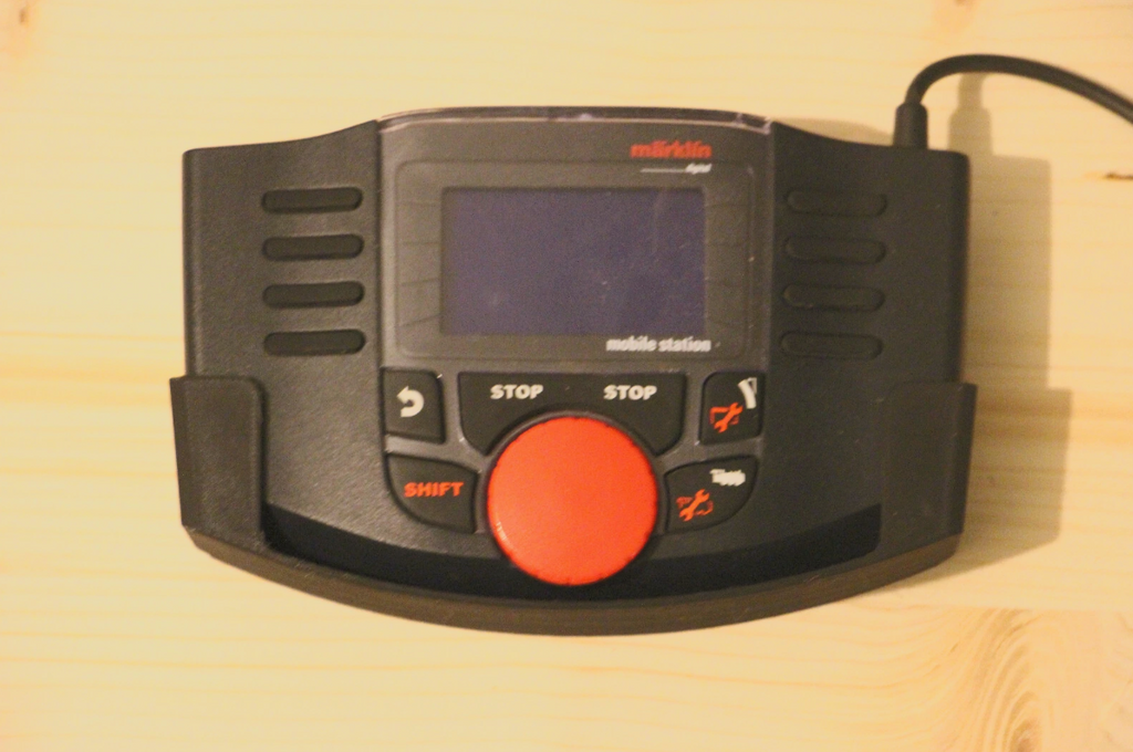 Halterung für Märklin Mobile Station 2 Schwarz oder Grau mit Keil (25° oder 45°)