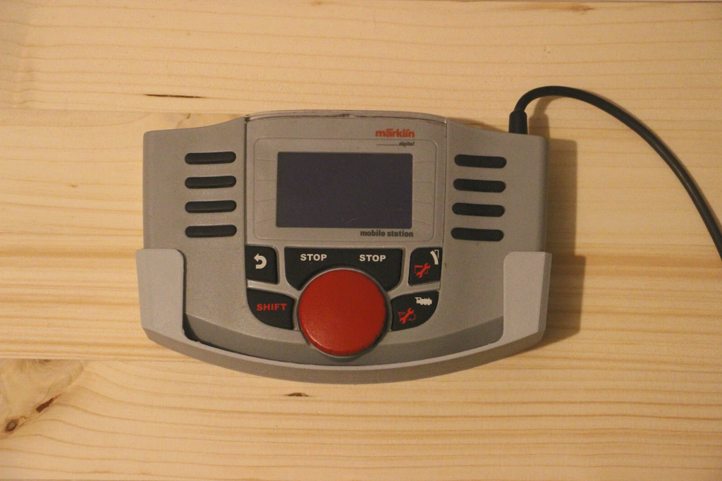 Halterung für Märklin Mobile Station 2 Schwarz oder Grau mit Keil (25° oder 45°)